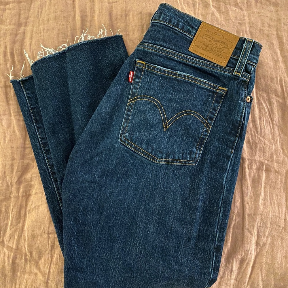 Levi’s wedgie fit straight leg jeans in dark wash.